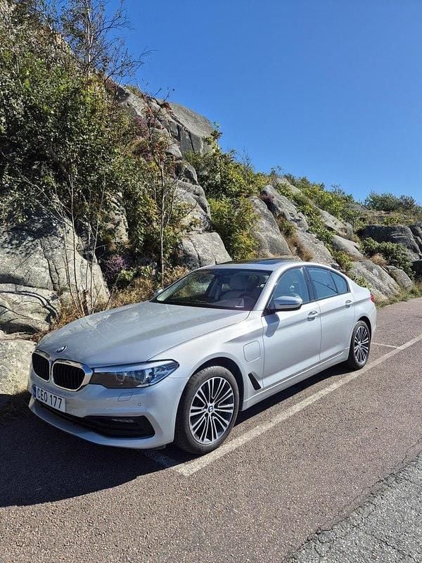 Silver Begagnad 2020 BMW 530e iPerformance Sedan | 280 000 kr (Superpris) - Bild 1/4