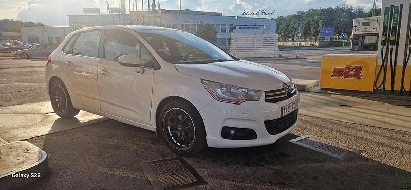 Vit Begagnad 2012 Citroën C4 Halvkombi | 59 000 kr (Marknadspris) - Bild 1/4