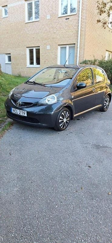 Grå Begagnad 2008 Toyota Aygo Halvkombi | 24 500 kr (Marknadspris) - Bild 1/4
