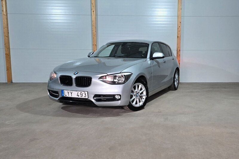 Silver Begagnad 2012 BMW 118 Sport Line Halvkombi | 122 900 kr (Marknadspris) - Bild 1/3