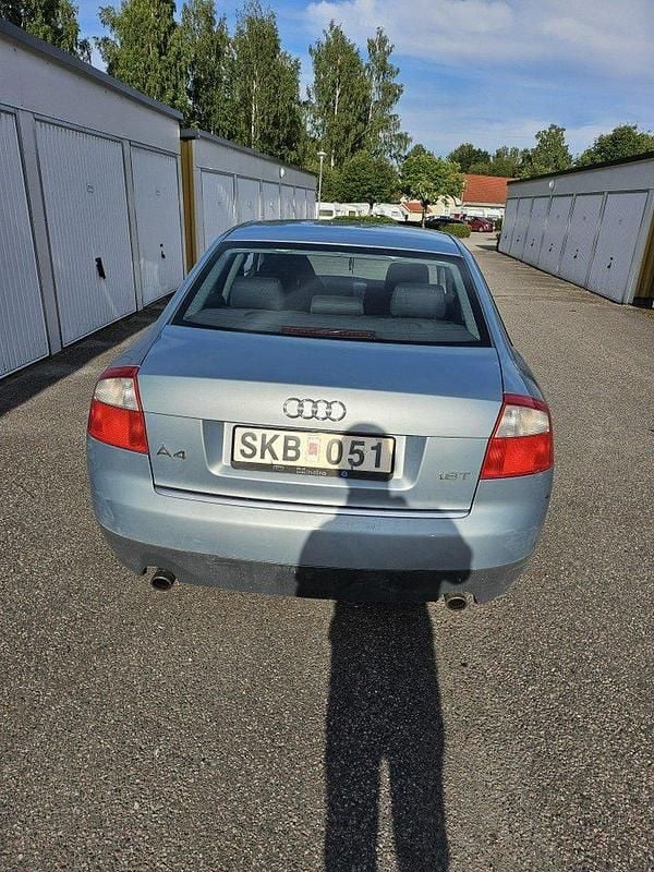 Blå Begagnad 2001 Audi A4 Sedan | 24 900 kr (Marknadspris) - Bild 1/3