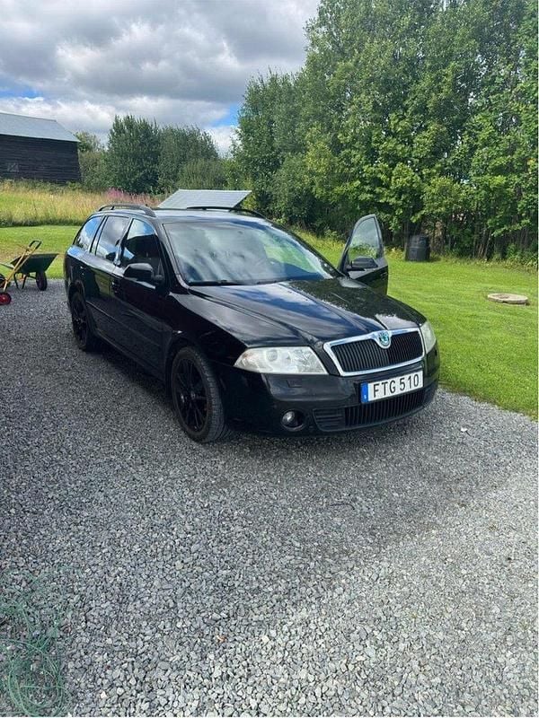 Svart Begagnad 2008 Skoda Octavia RS Kombi | 30 000 kr (Marknadspris) - Bild 1/4
