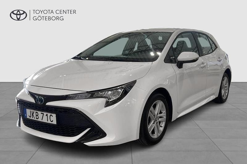 Vit Begagnad 2022 Toyota Corolla Hybrid Active Halvkombi | 229 900 kr (Marknadspris) - Bild 1/4