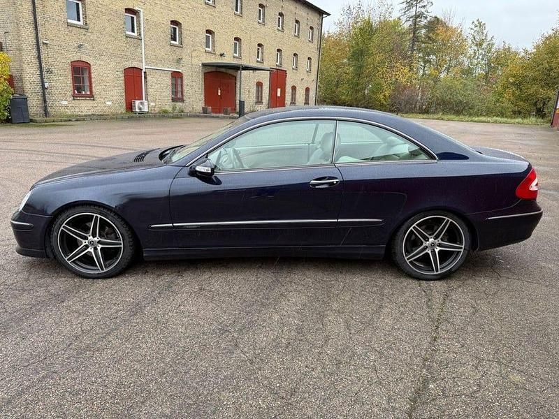 Blå Begagnad 2003 Mercedes CLK320 Sportkupé | 69 900 kr (Marknadspris) - Bild 1/4