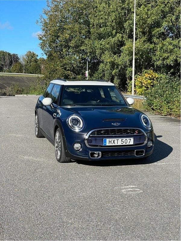 Blå Begagnad 2016 Mini Cooper S Halvkombi | 159 000 kr (Marknadspris) - Bild 1/4