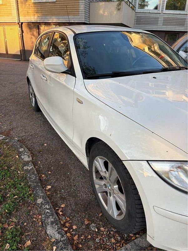 Vit Begagnad 2011 BMW 116 Comfort Edition Halvkombi | 69 000 kr (Marknadspris) - Bild 1/2