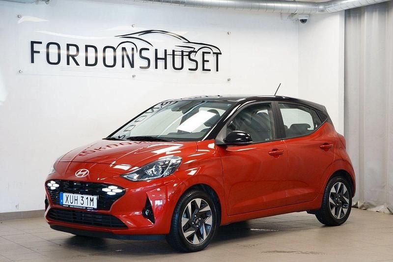 Röd Begagnad 2023 Hyundai i10 Advanced Halvkombi | 169 000 kr (Marknadspris) - Bild 1/4