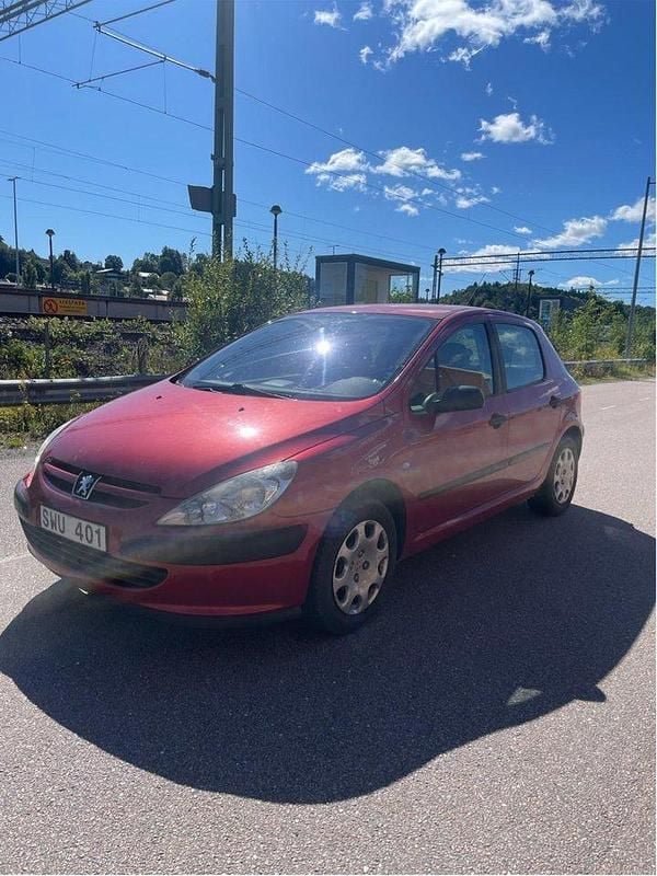 Röd Begagnad 2002 Peugeot 307 Halvkombi | 14 900 kr (Bra pris) - Bild 1/4