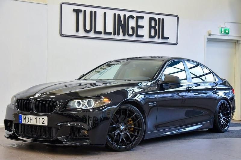 Svart Begagnad 2011 BMW 520 M Sport Sedan | 139 900 kr - Bild 1/4