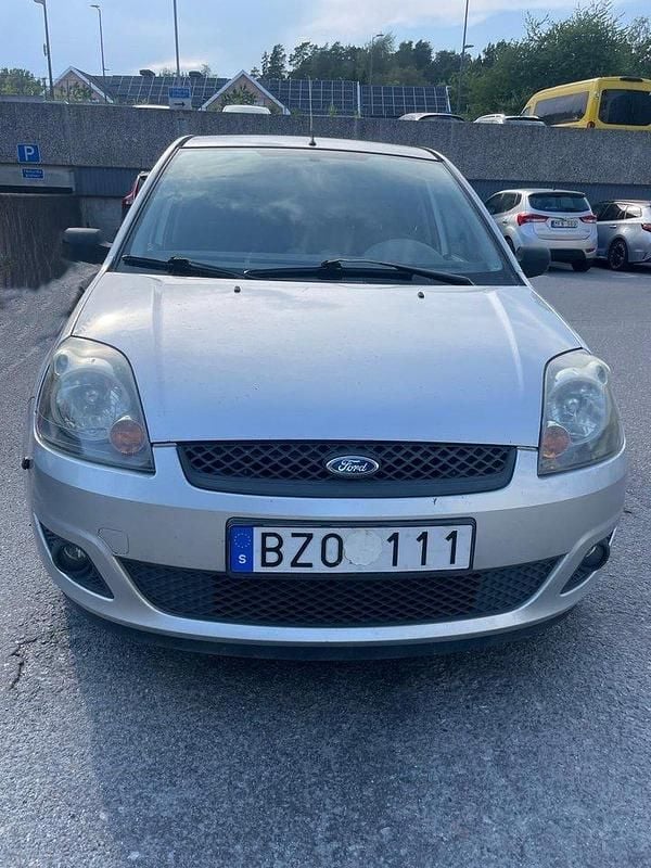 Grå Begagnad 2007 Ford Fiesta Halvkombi | 17 000 kr (Bra pris) - Bild 1/4