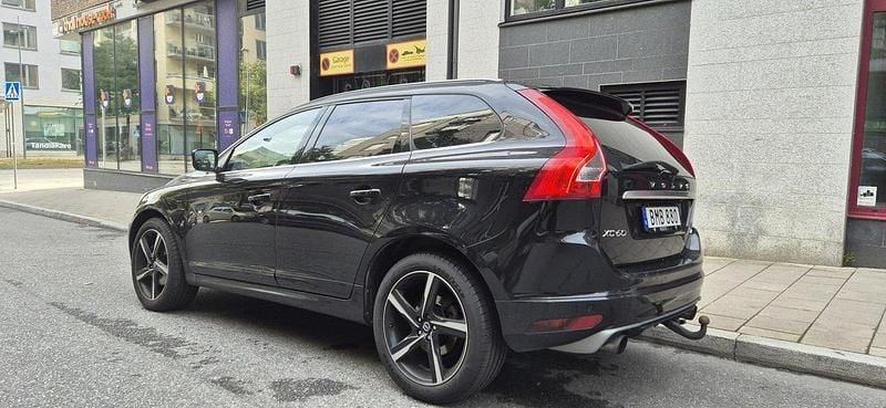 Svart Begagnad 2014 Volvo XC60 R-Design SUV | 214 900 kr (Marknadspris) - Bild 1/4