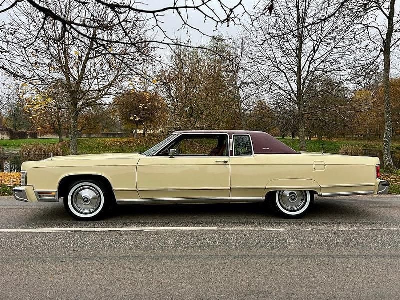 Begagnad Lincoln Town Car 208 HK (152 kW) 1977 Cream / bordeaux Sedan