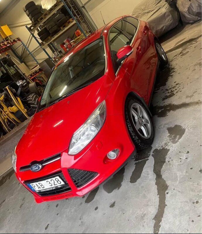 Röd Begagnad 2011 Ford Focus Titanium Kombi | 38 000 kr (Marknadspris) - Bild 1/4