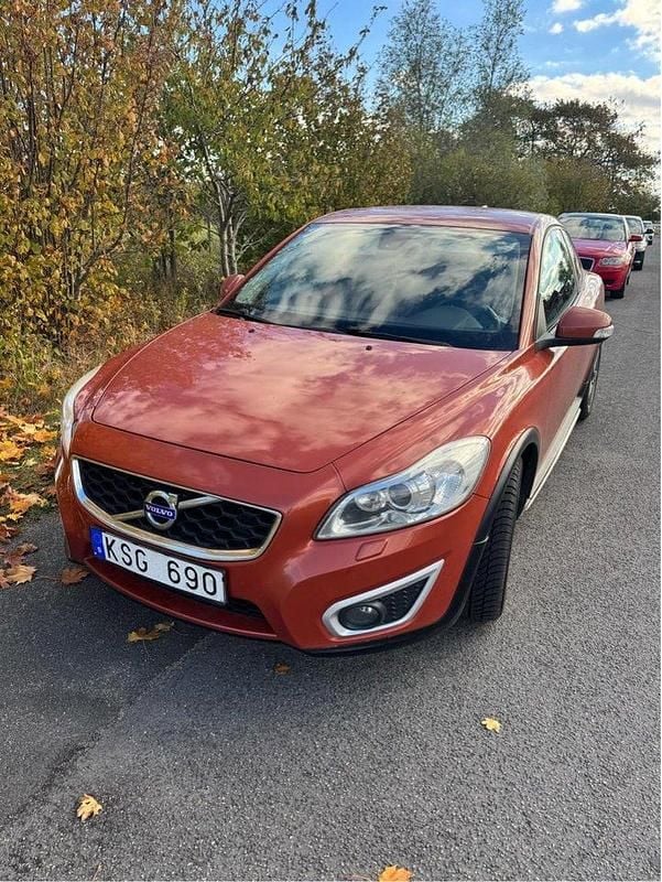 Röd Begagnad 2011 Volvo C30 Momentum Halvkombi | 33 900 kr (Marknadspris) - Bild 1/4
