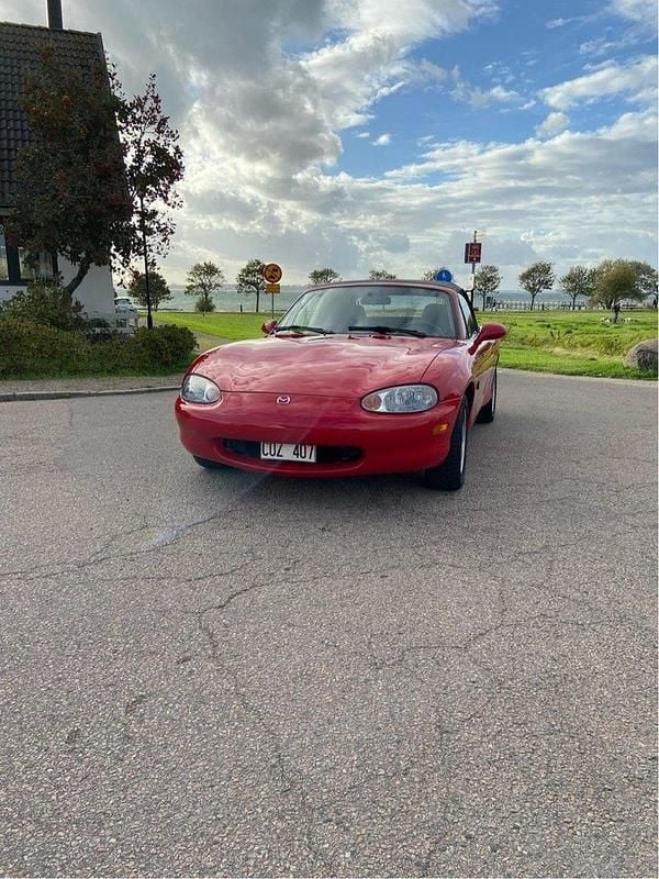 Röd Begagnad 2000 Mazda MX5 Cab | 69 000 kr (Marknadspris) - Bild 1/4