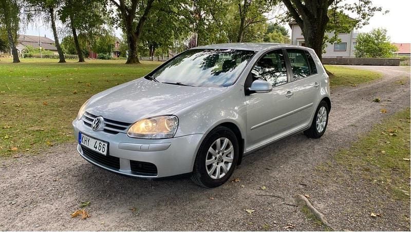 Silver Begagnad 2008 VW Golf Trendline Halvkombi | 37 900 kr - Bild 1/4