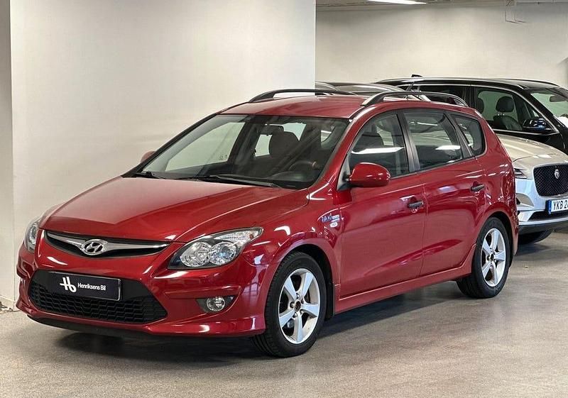 Mörkröd Begagnad 2011 Hyundai i30 Select Kombi | 59 900 kr (Marknadspris) - Bild 1/4