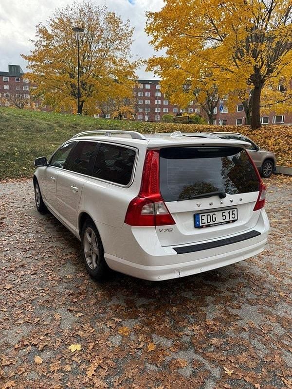 Vit Begagnad 2010 Volvo V70 Summum Kombi | 79 000 kr (Marknadspris) - Bild 1/4