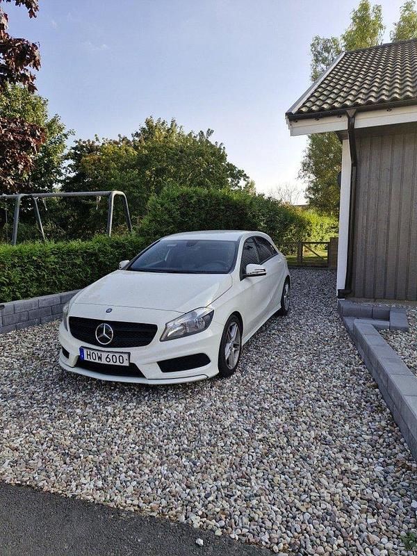 Vit Begagnad 2013 Mercedes A180 AMG line Halvkombi | 135 000 kr (Lite dyr) - Bild 1/4