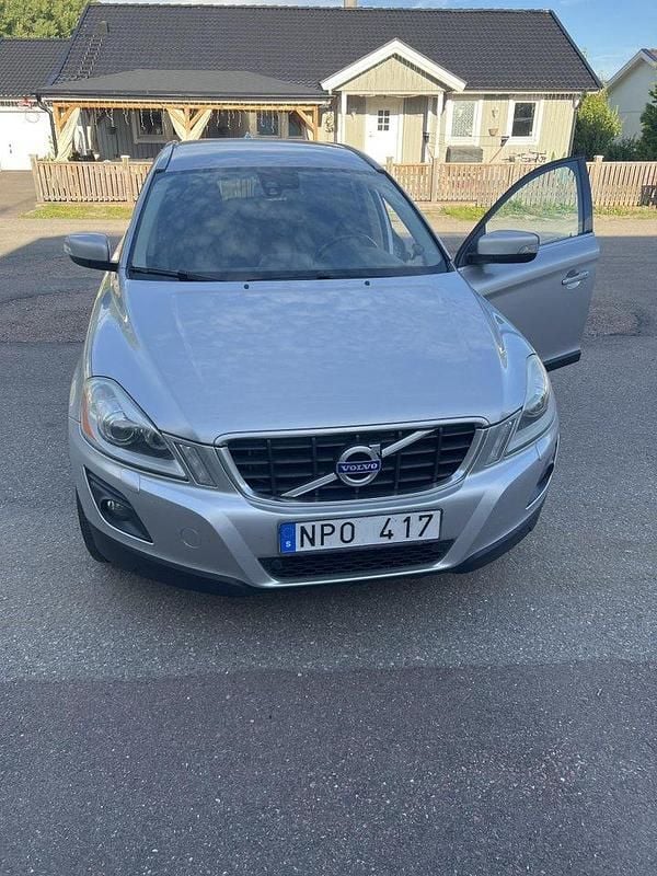 Grå Begagnad 2010 Volvo XC60 Summum SUV | 75 000 kr (Marknadspris) - Bild 1/4