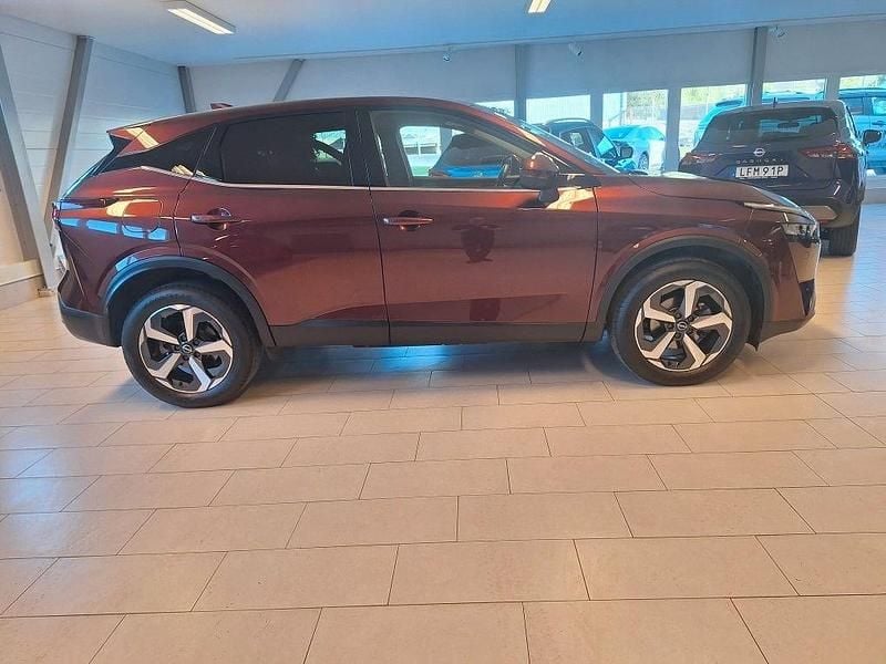 Mörkröd Begagnad 2024 Nissan Qashqai N-Connecta SUV | 329 900 kr (Lite dyr) - Bild 1/4