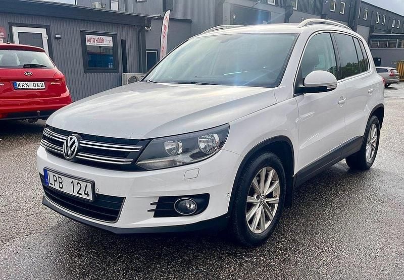 Vit Begagnad 2012 VW Tiguan Sportline SUV | 79 900 kr (Marknadspris) - Bild 1/4