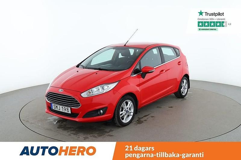 Röd Begagnad 2016 Ford Fiesta Titanium Halvkombi | 91 000 kr (Marknadspris) - Bild 1/4