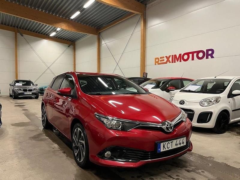 Begagnad Toyota Auris Active 116 HK (85 kW) 2015 Mörkröd Halvkombi