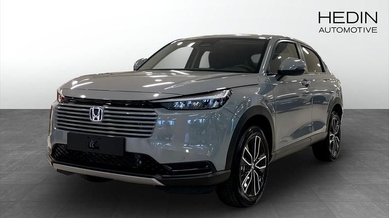 Grå (grey) Ny 2025 Honda HR-V Elegance SUV | 324 900 kr (Bra pris) - Bild 1/4