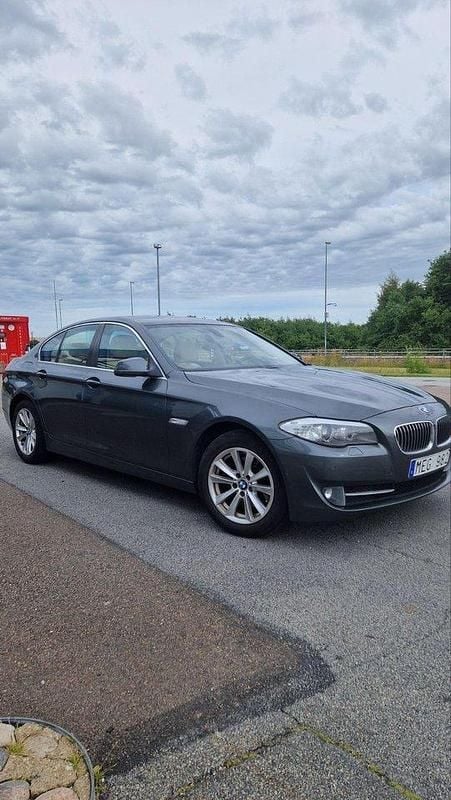 Grön Begagnad 2012 BMW 520 Sedan | 130 000 kr (Marknadspris) - Bild 1/4