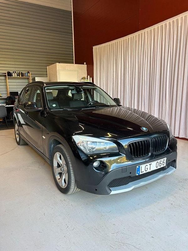 Svart Begagnad 2011 BMW X1 SUV | 89 000 kr (Marknadspris) - Bild 1/4