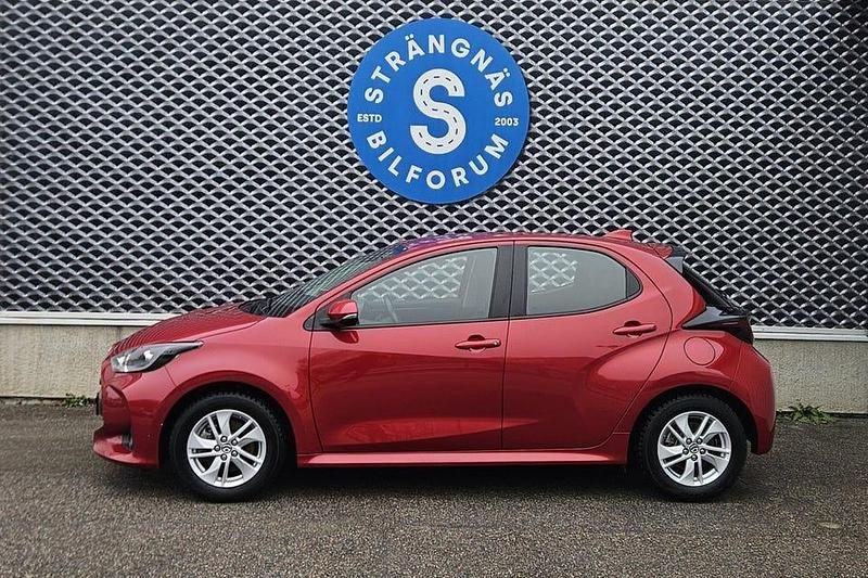 Rödmetallic Begagnad 2023 Mazda 2 Halvkombi | 219 000 kr (Marknadspris) - Bild 1/4