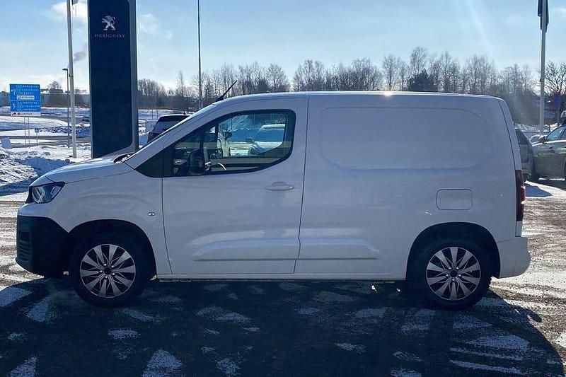 Begagnad Peugeot Partner 102 HK (75 kW) 2022 Vit banquise Minibuss