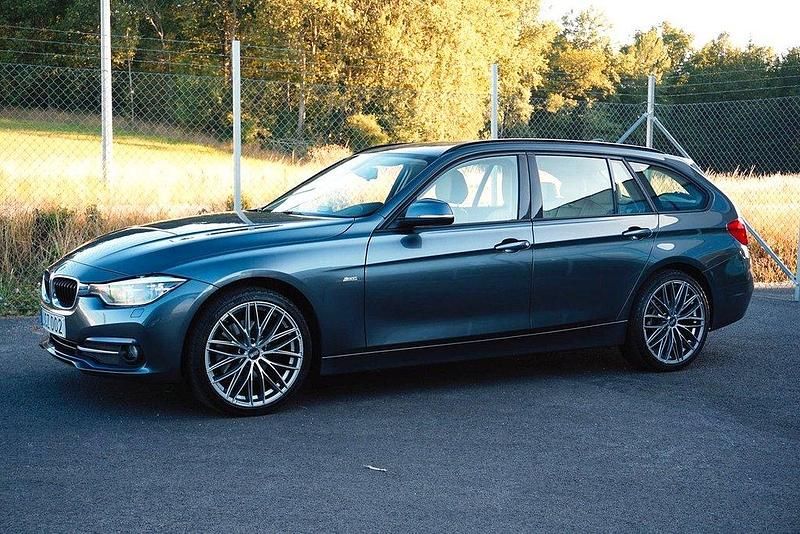 Grå Begagnad 2015 BMW 320 Sport Line Kombi | 169 900 kr (Marknadspris) - Bild 1/4
