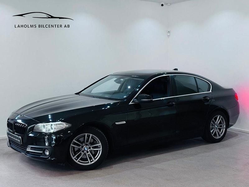 Svart Begagnad 2016 BMW 520 Sedan | 174 900 kr (Marknadspris) - Bild 1/4