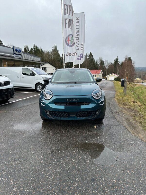 Begagnad Fiat 600E La Prima 115 kW (157 HK) 2024 Blå Halvkombi