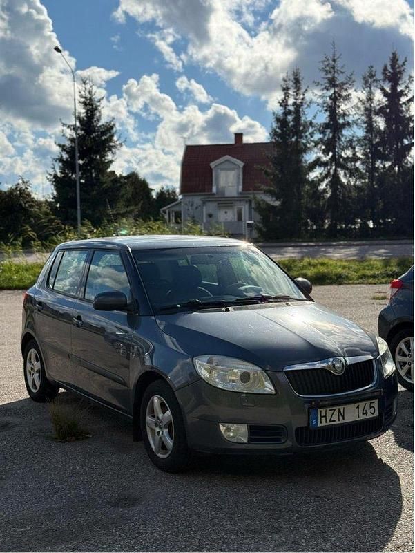 Grå Begagnad 2009 Skoda Fabia Ambiente Halvkombi | 24 000 kr (Marknadspris) - Bild 1/3