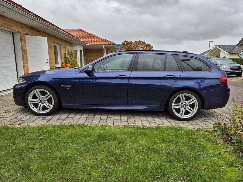 Blå Begagnad 2016 BMW 530 M Sport Kombi | 285 000 kr (Dyr) - Bild 1/4