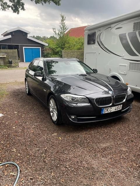 Grå Begagnad 2011 BMW 530 Kombi | 98 000 kr (Marknadspris) - Bild 1/4
