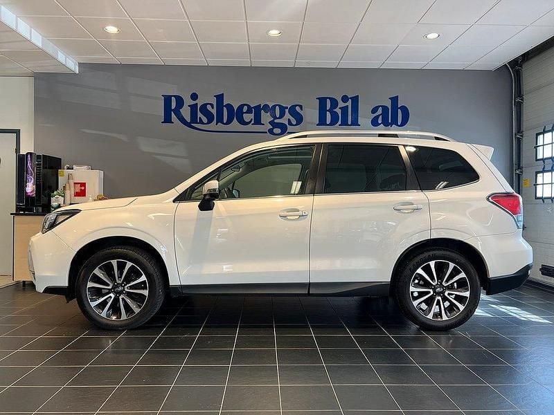 Vit Begagnad 2017 Subaru Forester SUV | 249 900 kr (Lite dyr) - Bild 1/4