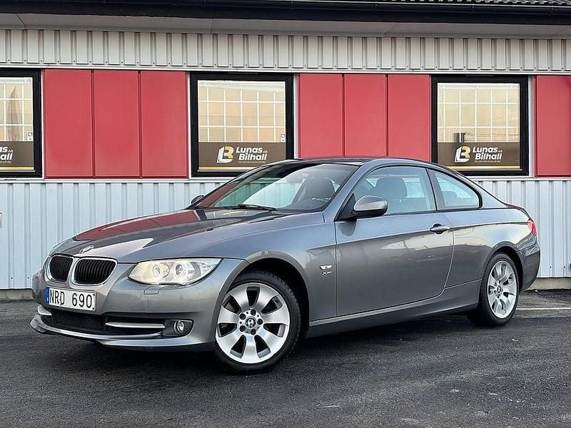 Grå Begagnad 2010 BMW 320 Comfort Edition Sportkupé | 109 900 kr (Marknadspris) - Bild 1/4