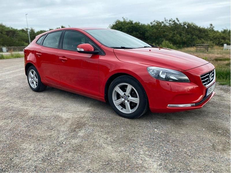 Röd Begagnad 2013 Volvo V40 Kinetic Kombi | 82 500 kr (Bra pris) - Bild 1/4