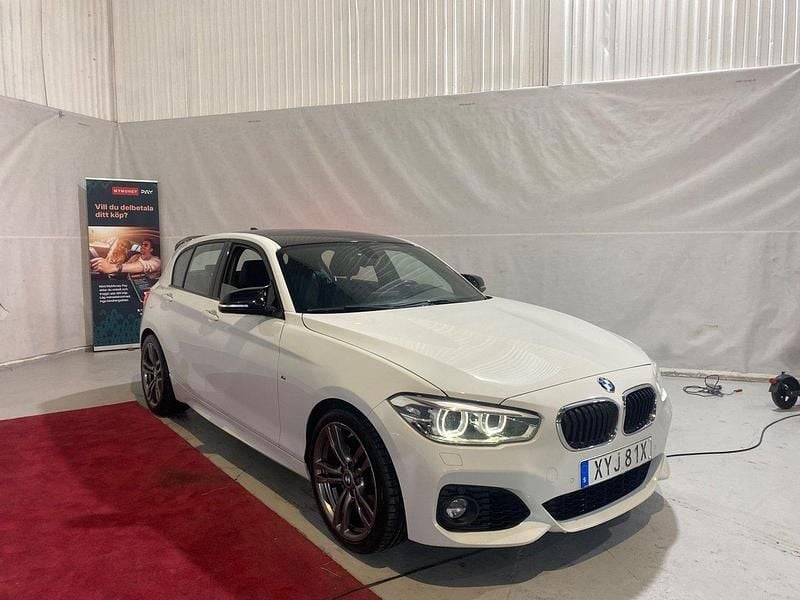 Vit Begagnad 2019 BMW 118 M Sport Halvkombi | 184 500 kr (Marknadspris) - Bild 1/4