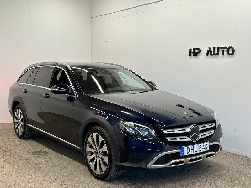 Mörkblå (blå) Begagnad 2019 Mercedes E220 Kombi | 354 500 kr (Marknadspris) - Bild 1/4