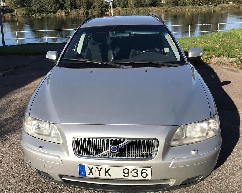 Grå Begagnad 2007 Volvo V70 Kinetic Kombi | 29 900 kr (Marknadspris) - Bild 1/4