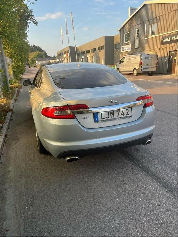 Grå Begagnad 2010 Jaguar XF Sedan | 65 000 kr (Bra pris) - Bild 1/4