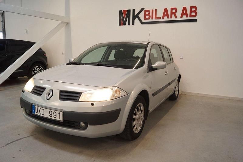 Ljusgrå Begagnad 2003 Renault Mégane II Halvkombi | 27 900 kr (Lite dyr) - Bild 1/4