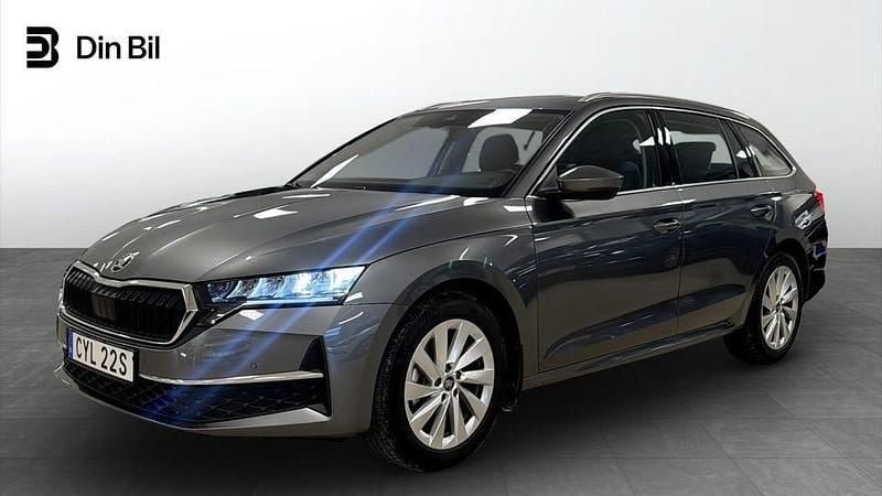 Grå Begagnad 2025 Skoda Octavia Selection Kombi | 299 900 kr (Marknadspris) - Bild 1/4