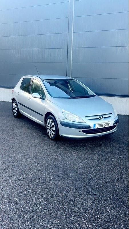 Grå Begagnad 2004 Peugeot 307 Halvkombi | 22 500 kr (Marknadspris) - Bild 1/4