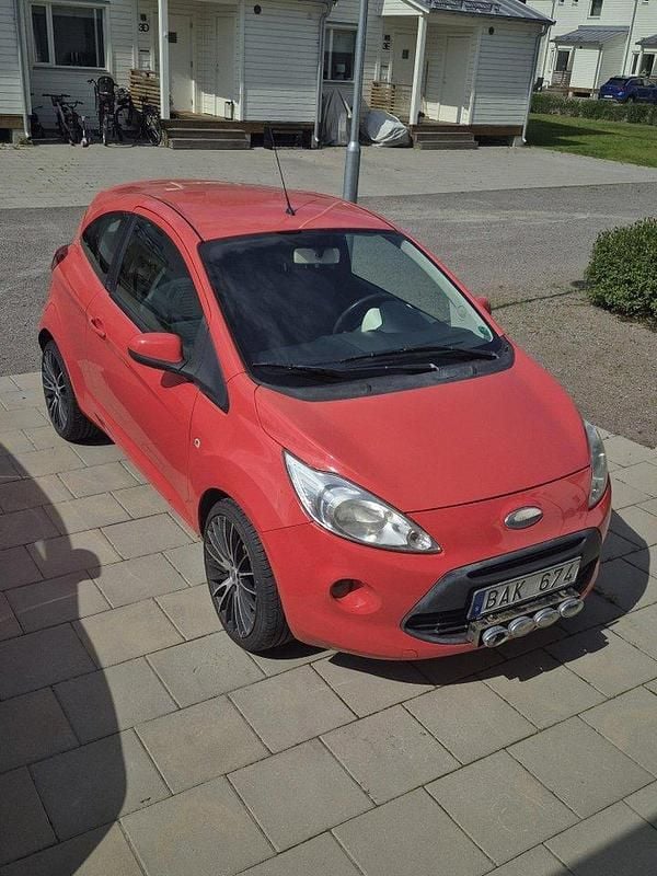 Röd Begagnad 2009 Ford Ka Titanium Halvkombi | 25 000 kr (Marknadspris) - Bild 1/4